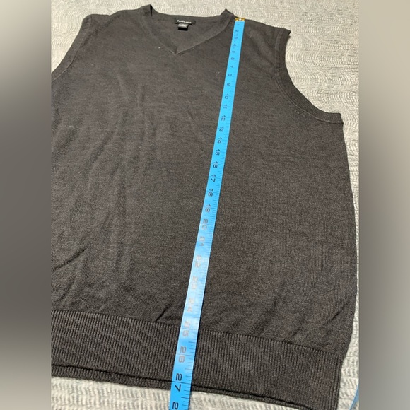 3/$20 Men’s Van Heusen Gray Sleeveless Sweater Vest Size Large - Picture 7 of 8